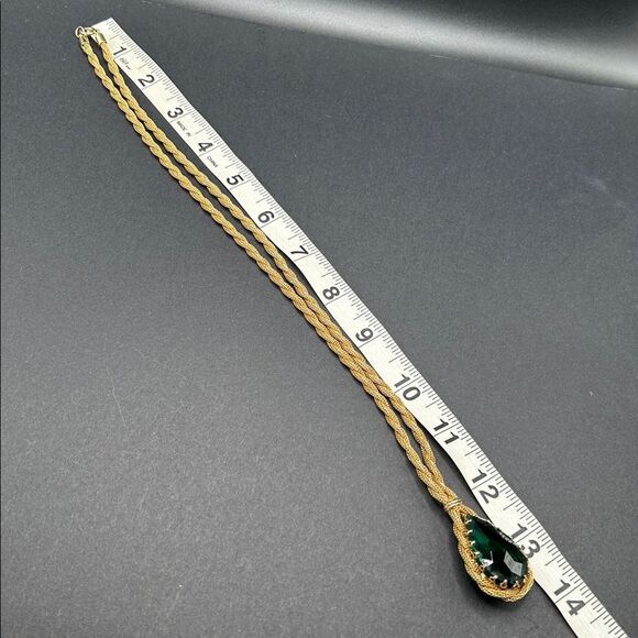 VTG 1970s Gold Tone Twisted Mesh Necklace with Green Faceted Glass Pendant - Picture 8 of 8